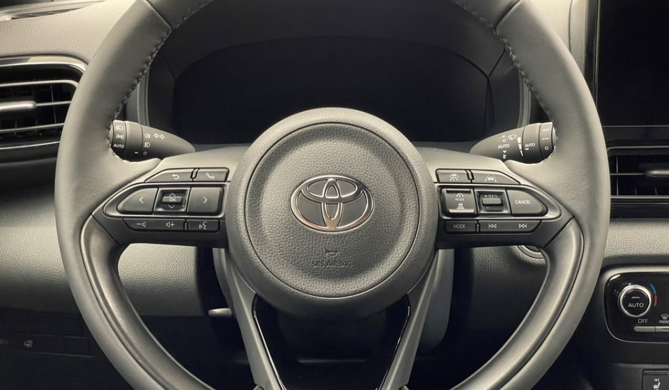 TOYOTA Yaris Hybrid 1.5 Premium