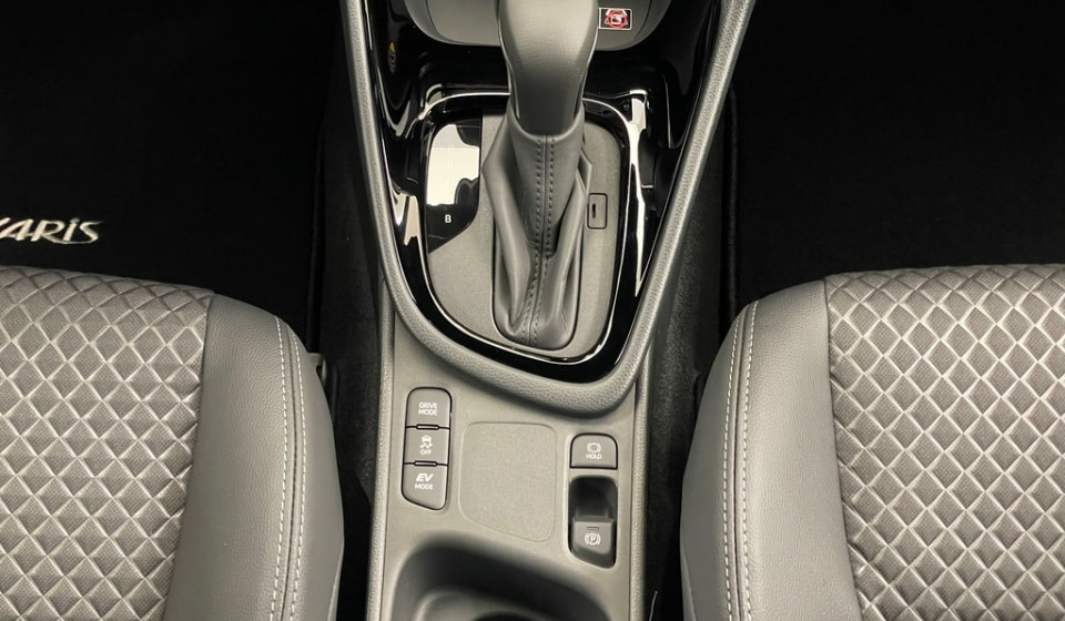 TOYOTA Yaris Hybrid 1.5 Premium