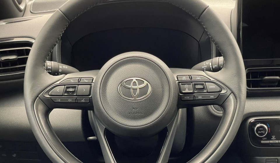TOYOTA Yaris Hybrid 1.5 Premiere Edition