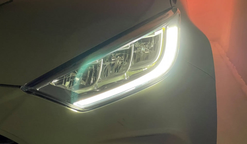 TOYOTA Yaris Hybrid 1.5 Premium