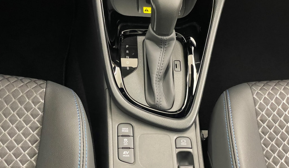 TOYOTA Yaris Hybrid 1.5 Premiere Edition