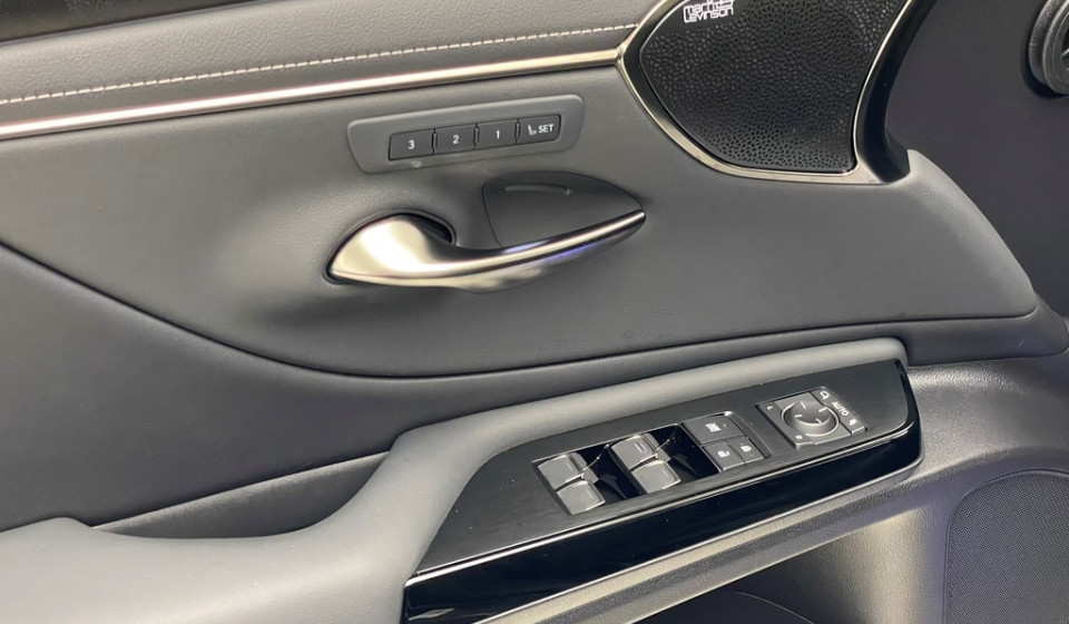 LEXUS ES 300h Excellence Voll-Hybrid