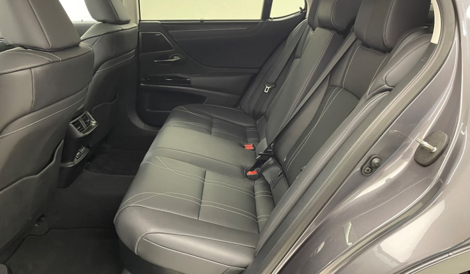 LEXUS ES 300h Excellence Voll-Hybrid