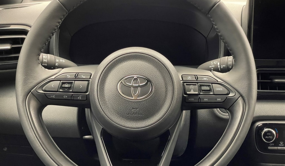 TOYOTA Yaris Hybrid 1.5 Premium