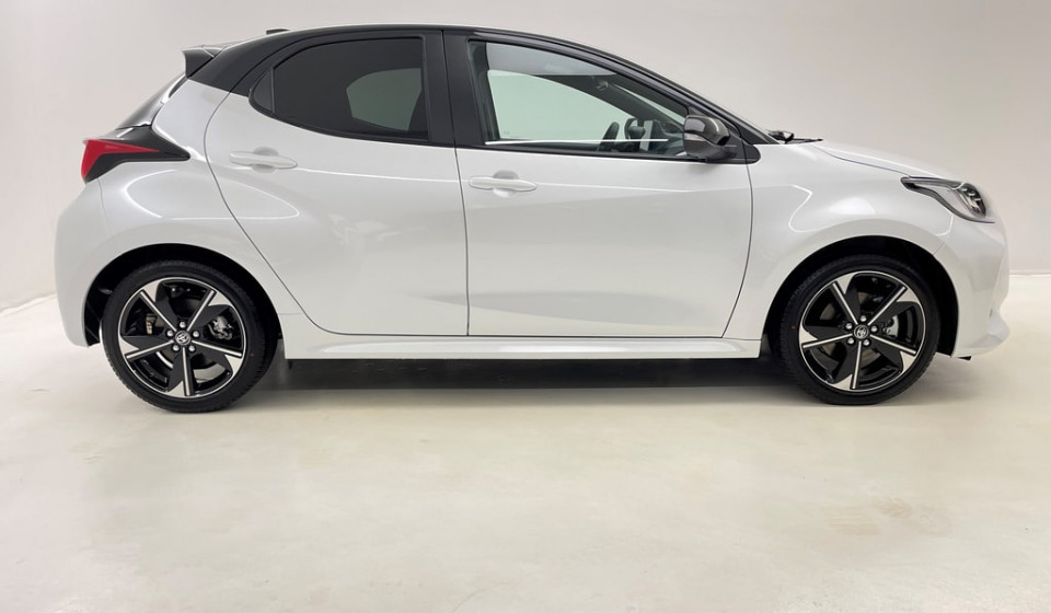TOYOTA Yaris Hybrid 1.5 Premiere Edition
